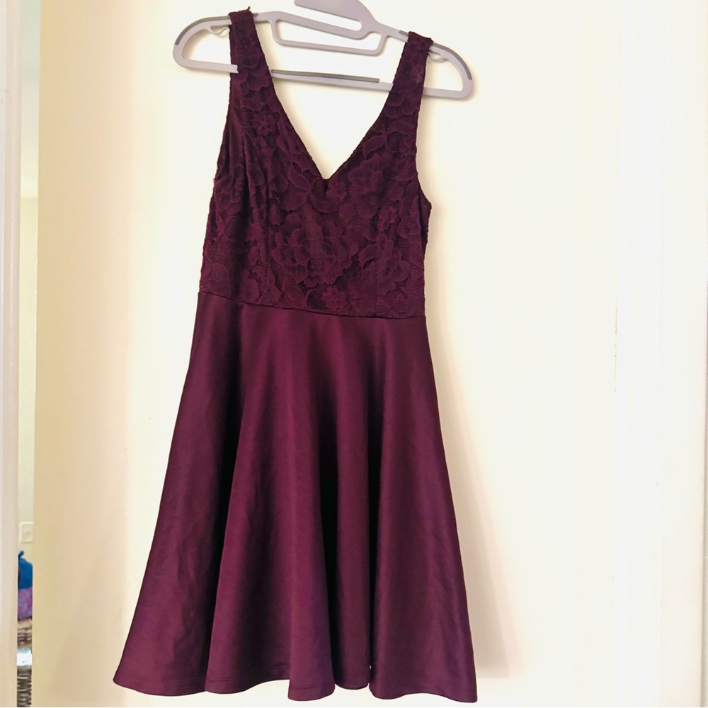 Francesca’s Women’s Dress Sleeveless Lace Top Silky Bottom Size Small‎